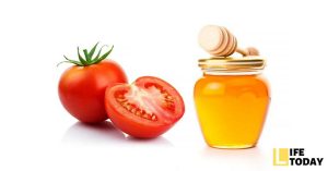 dùng hỗn hợp tẩy trang từ cà chua mật ong